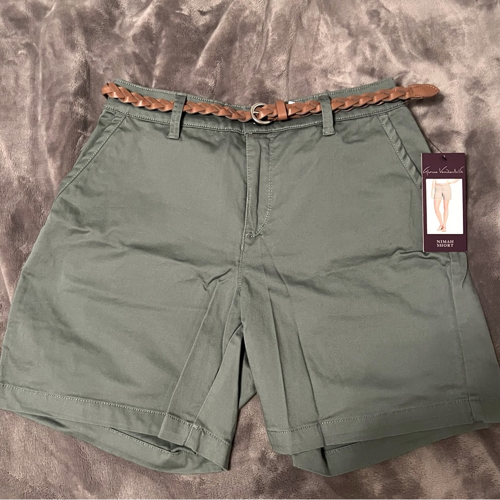 Gloria Vanderbilt green shorts with belt